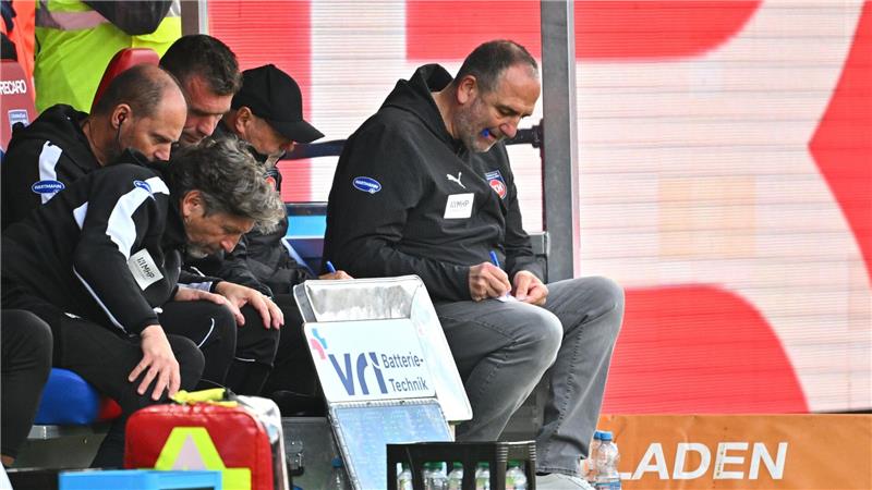 „Tut unfassbar weh“: Heidenheim steigt aus der Bundesliga ab Muss den Abstieg notieren: Frank Schmidt.