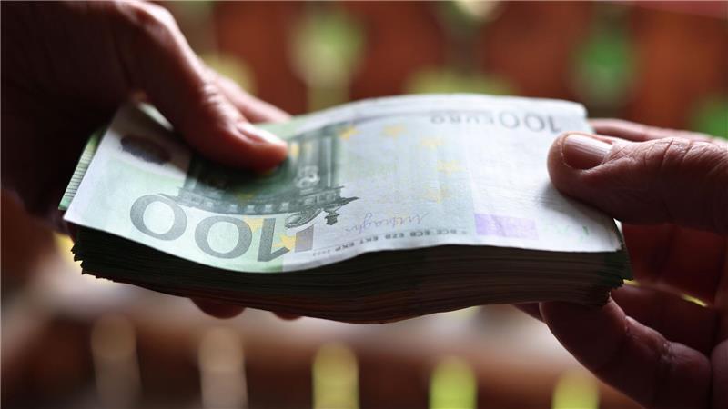 Machen kleine Renten arm? Muss der Staat zu viel an die Rentenkasse geben? (Symbolbild)