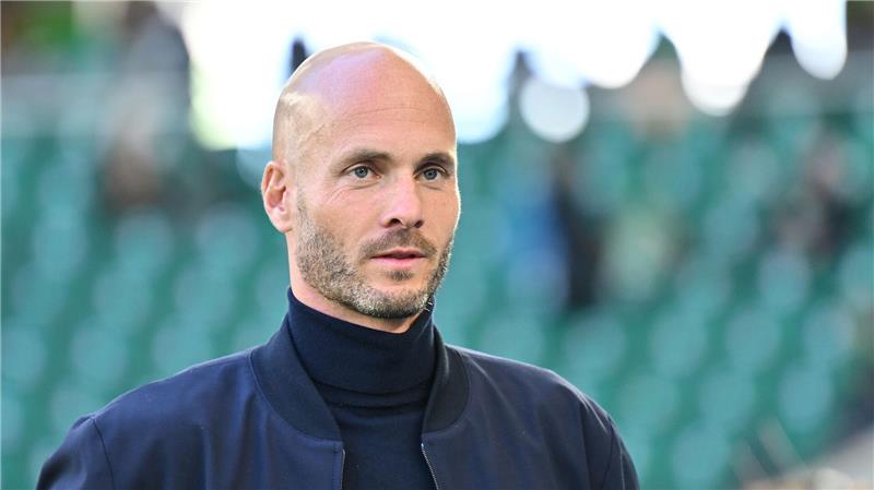 Schindzielorz vermeidet Diskussion: „Kein Trainerthema“ Muss sich nach der vierten Niederlage nacheinander Gedanken machen: Wolfsburgs Trainer Paul Simonis