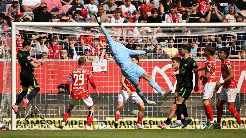 Wolfsburg holt 2:2 in Mainz auf den letzten Drücker Muss sich strecken: Mainz-Keeper Robin Zentner