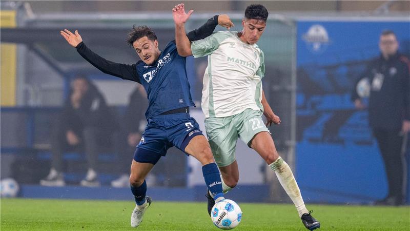 Muss vorerst aussetzen: Werder Bremens Julian Malatini (r). (Archivfoto)