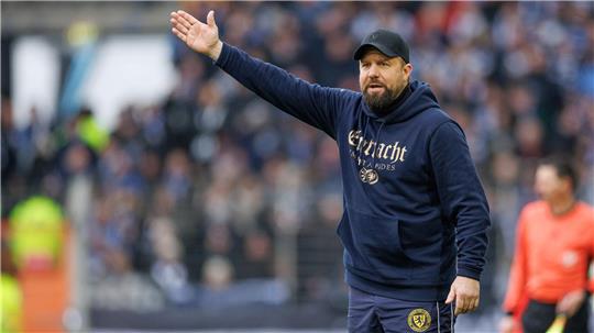 Muss weiter mit seiner Mannschaft bangen: Eintracht Braunschweigs Cheftrainer Heiner Backhaus.