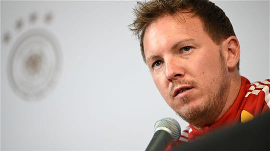 Musste Lennart Karl trösten: Bundestrainer Julian Nagelsmann