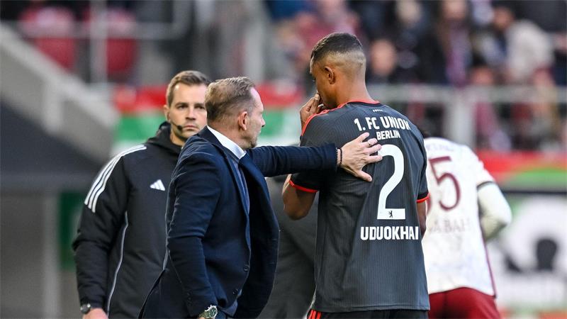 BVB übernimmt Tabellenspitze - Füllkrug lässt Werder jubeln Musste früh mit Rot vom Platz: Felix Uduokhai