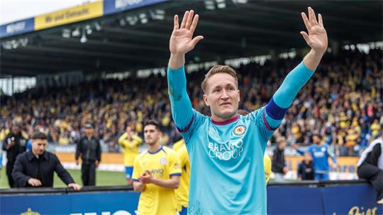 Musste im Test gegen Southampton nur selten sein Können beweisen; Braunschweigs Torwart Ron-Thorben Hoffmann. (Archivbild) 
