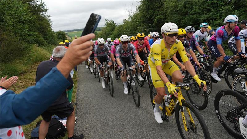 Sturz-Drama bei der Tour - Bauhaus sprintet auf Platz drei Musste nach einem heftigen Sturz aufgeben: Jasper Philipsen.