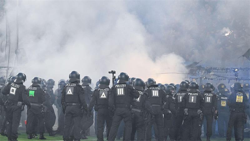 Verletzte und Festnahmen: Ausschreitungen bei Südwest-Derby Mussten eingreifen: Polizisten stürmten auch den Mannheimer Block.