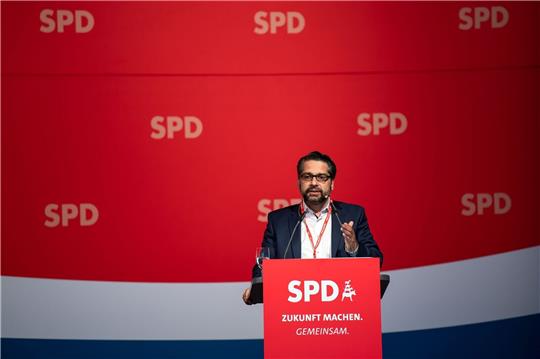 Mustafa Güngör, Vorsitzender der SPD-Fraktion in der Bremischen Bürgerschaft, spricht auf einem Landesparteitag.