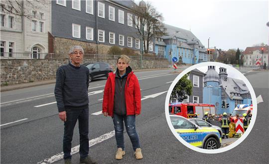 Mustafa Yilmaz und Silvia Hoheisel stehen an der Stelle, wo sie den Schwerverletzten bei seinem ersten Zusammenbruch antreffen. Kurz darauf wird das Opfer dort nochmal vom Täter attackiert. Rundes Bild: Sanitäter versorgen das Opfer noch auf der Silberstraße. Ein Helikopter fliegt ihn später ins Krankenhaus. Fotos: Neuendorf/Jenzora