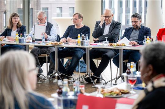 Mustafa Güngör (r-l), Andreas Bovenschulte, Bürgermeister von Bremen, und Reinhold Wetjen.