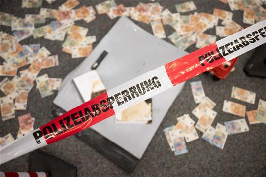 Musterbanknoten liegen während einer Pressekonferenz im Landeskriminalamt.