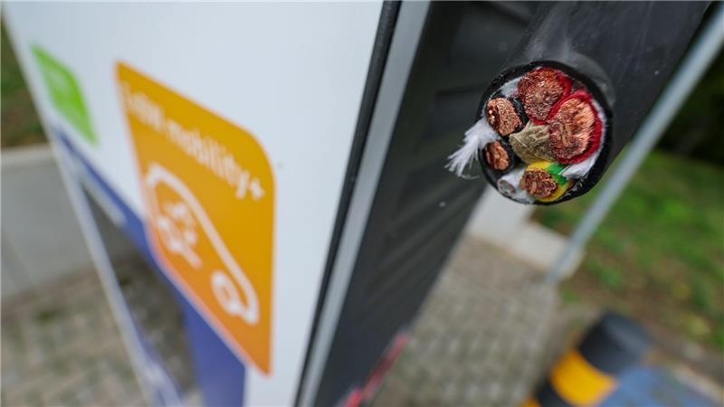 Neue Technik soll Vandalismus an Ladesäulen stoppen Mutmaßlich geht es den Dieben um das Kupfer in den Kabeln.