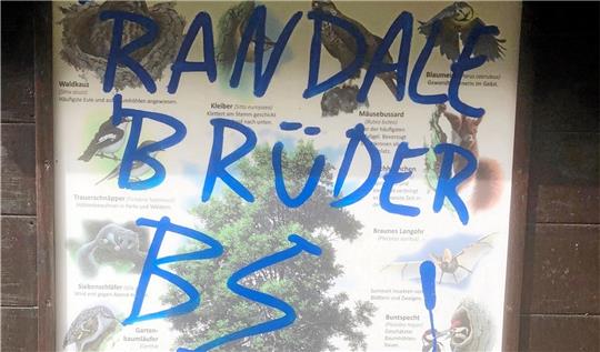 Mutmaßliche Anhänger des Fußball-Vereins Eintracht Braunschweig verunstalten im Schulenberger Wald rund 20 Schilder des Harzklub-Zweigvereins. Foto: Privat