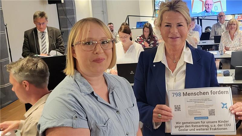 Mutter-Engagement: Die Ohlhöferin Viktoria Schimansky (l.) übergibt das Ergebnis ihrer Petition gegen die Aufhebung von Schulgrenzen an Goslars Oberbürgermeisterin Urte Schwerdtner.