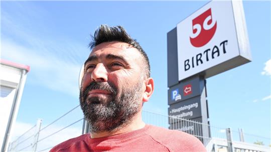 Muzayfe Doganer, Vorsitzender des Betriebsrats beim Dönerspieß-Hersteller Birtat freut sich über den Tarifabschluss. (Foto aktuell)