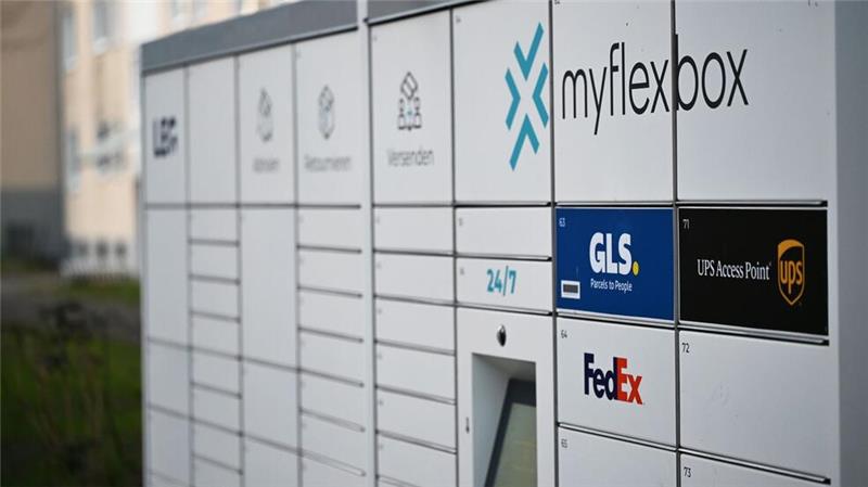 Ein Standort für alle Pakete? DHL-Tochter startet Automaten Myflexbox betreibt schon seit längerem Automaten in Deutschland, in denen mehrere Paketdienstleister Sendungen lagern - neben GLS, UPS und FedEx inzwischen auch DPD, dessen Logo hier noch fehlt.