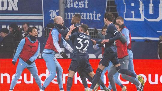 Myron Boadu wird von seinen Mitspielern gefeiert.
