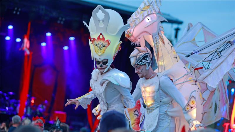 Mystische Gestalten wandeln über den Hexentanzplatz in Thale.