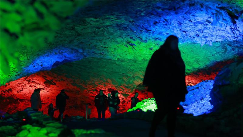 Mystische Lichterwelten verzaubern die Besucher in der Barbarossahöhle.
