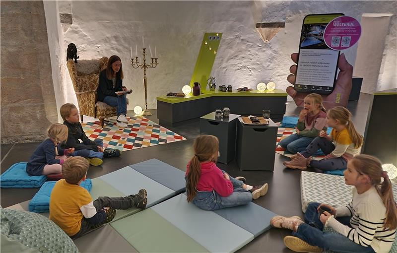 Ein Vorlesetag voller Abenteuer und fantastischer Welten Mystische Stimmung: Im Rathauskeller bei der GMG lauschen die Kinder gespannt Geschichten über missglückte Zauberversuche.