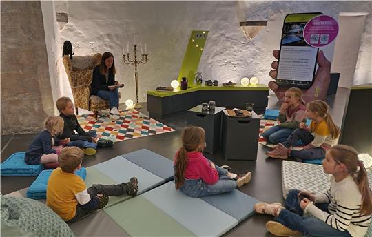 Mystische Stimmung: Im Rathauskeller bei der GMG lauschen die Kinder gespannt Geschichten über missglückte Zauberversuche.