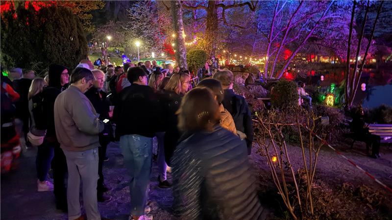 Das Foto zeigt den illuminierten Kurpark in Braunlage zu Walpurgis.