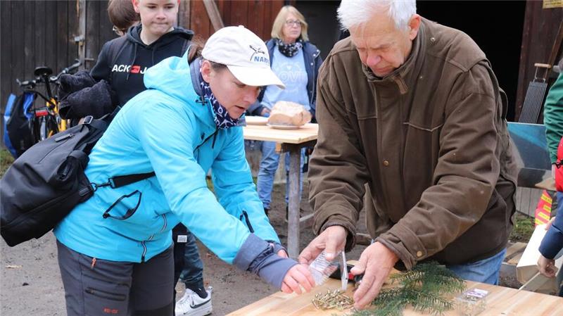 NABU-Chefin Annett Jerke teilt die Kreuzschrauben aus.