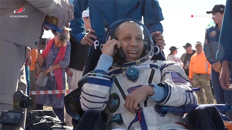 Drei Raumfahrer von der ISS zurückgekehrt NASA-Astronaut Christopher Williams kurz nach der Landung
