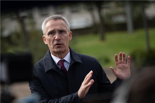 NATO-Generalsekretär Jens Stoltenberg spricht mit Pressevertretern.