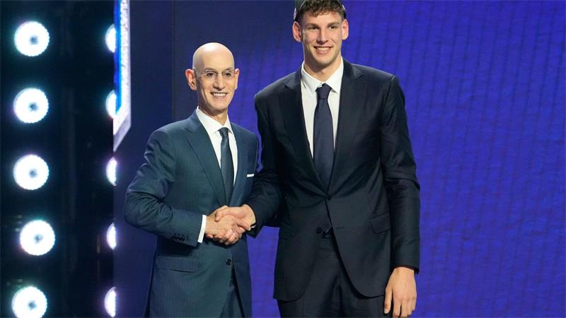 NBA-Commissionar Adam Silver (l) gratuliert Hannes Steinbach.