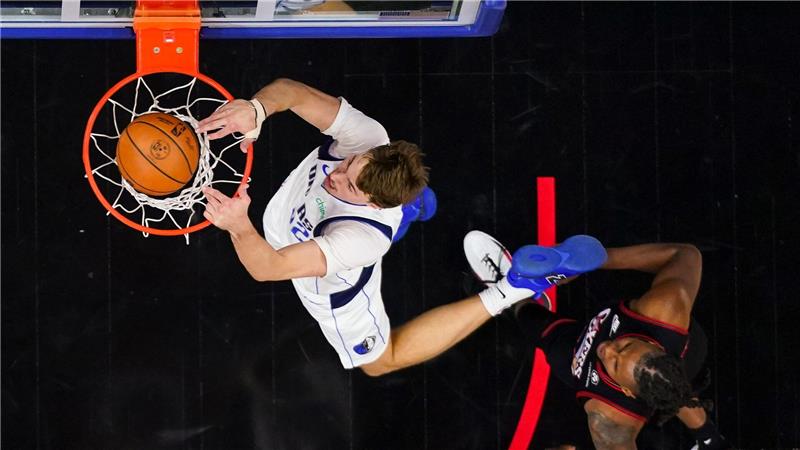 NBA: Flagg (l) und Walker im Einsatz bei 76ers gegen Mavericks in Philadelphia