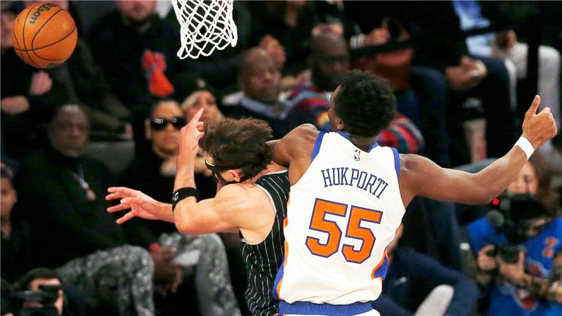 NBA-Star Franz Wagner (links) wird von seinem deutschen Landsmann und Gegenspieler Ariel Hukporti folgenschwer gefoult.