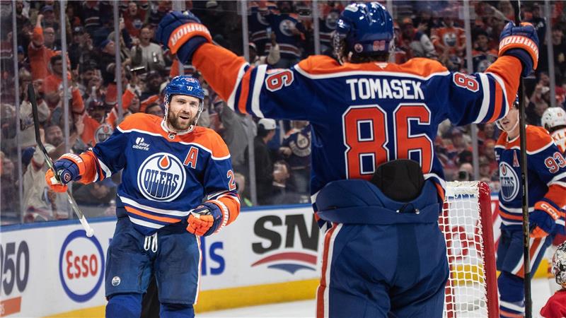 Bilder des Tages NHL-Eishockeyspieler Leon Draisaitl (l) feiert den 400. Treffer in seiner Karriere beim Spiel seiner Edmonton Oilers gegen die Calgary Flames.