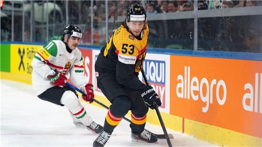 NHL-Star Moritz Seider (r) spricht nach dem drohenden deutschen Vorrunden-Aus Klartext.