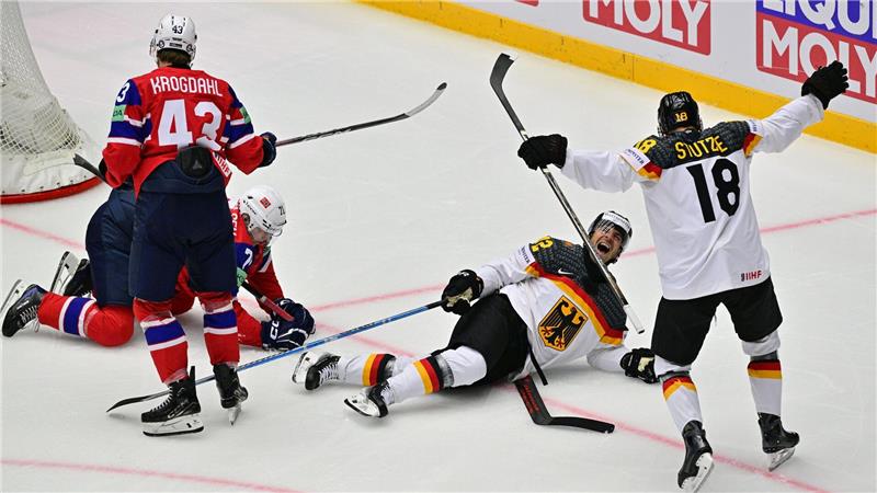 NHL-Star Tim Stützle jubelt über seine ersten WM-Punkte.