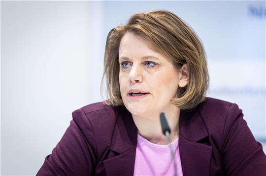 NIedersachsens Kultusministerin Julia Willie spricht auf einer Pressekonferenz.