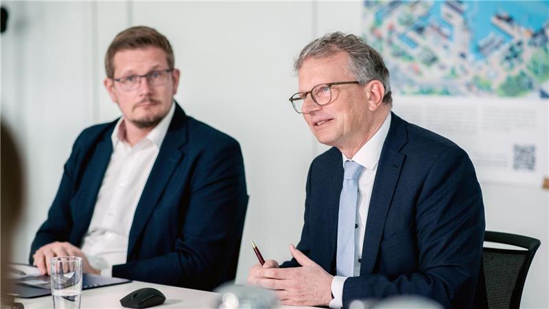Wandel und Wachstum: Wie sich der Hafen Wilhelmshaven ändert NPorts-Geschäftsführer Holger Banik (r.) und der Wilhelmshavener NPorts-Niederlassungsleiter Mathias Lüdicke hoffen darauf, dass Gelder aus dem geplanten Sondervermögen des Bundes auch Häfen in Niedersachsen zugutekommen.