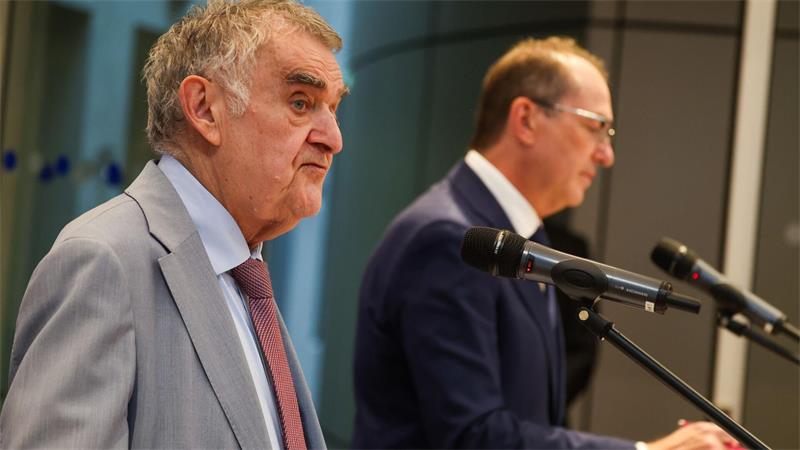 NRW-Innenminister Herbert Reul (CDU, links) trat an der Seite seines Amtskollegen aus Berlin, Bundesinnenminister Alexander Dobrindt (CSU), vor die Presse.