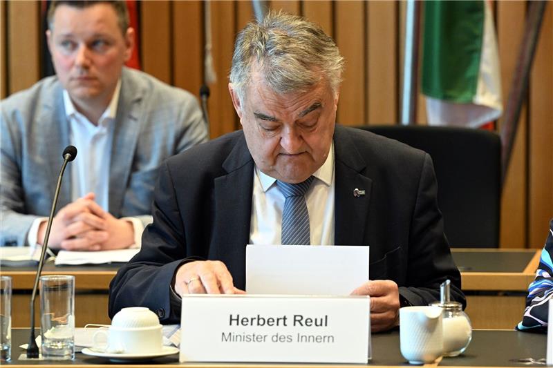 Nach Explosion in Ratingen: Motiv noch unklar NRW-Innenminister Herbert Reul in der Sitzung des Innenausschusses in Düsseldorf.
