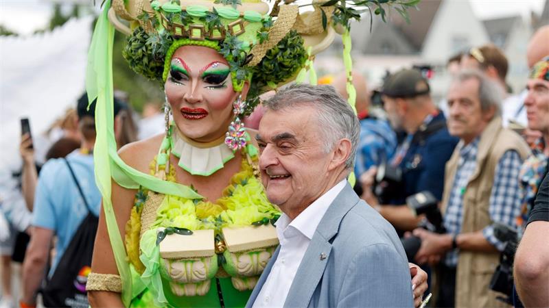 CSD in Köln: Warum „Flirty Flamingo“ auf die Straße geht NRW-Innenminister Herbert Reul ist erstmals beim Kölner CSD mit dabei - um ein Zeichen zu setzen.