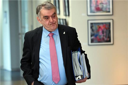 NRW-Innenminister Herbert Reul kommt zur Sitzung des Innenausschusses des Landtages.