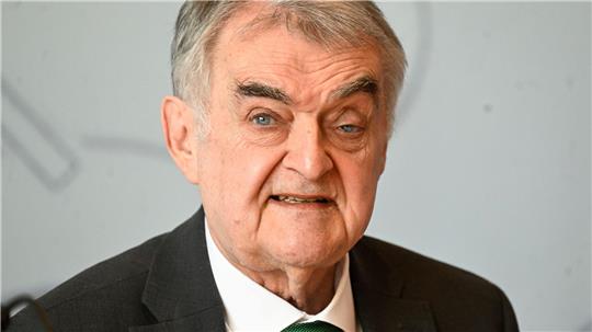 NRW-Innenminister Reul lehnt Schnellschüsse im Umgang mit AfD-Mitgliedern im Staatsdienst ab (Archivbild)