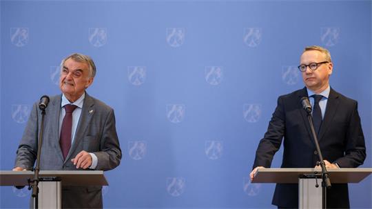 NRW-Justizminister Benjamin Limbach (Grüne) berichtete von geduldiger Detailarbeit, mit der die deutschen Ermittler dem russischen Hacker auf die Schliche gekommen seien.