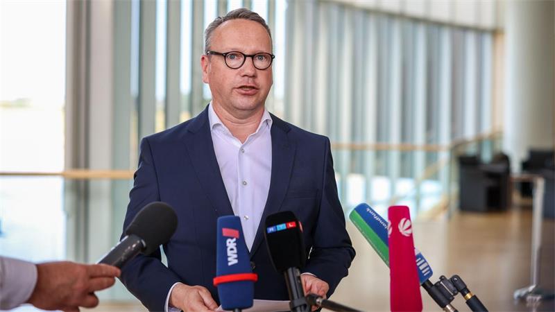 Gitter durchgesägt und weg: Filmreifer Ausbruch in Duisburg NRW-Justizminister gerät durch den Ausbruch in Duisburg unter Druck.