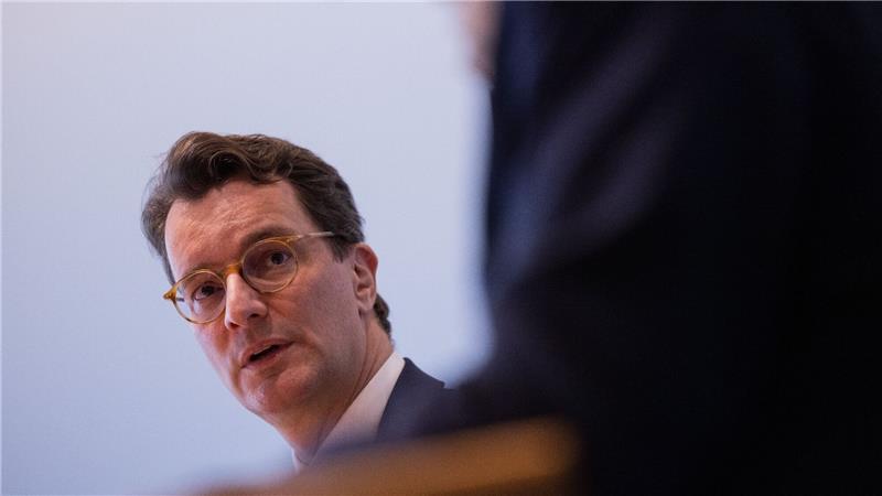 Wüst warnt vor Überlastung durch Flüchtlinge NRW-Ministerpräsident Hendrik Wüst (CDU) fordert angesichts der steigenden Flüchtlingszahlen mehr Unterstützung vom Bund.