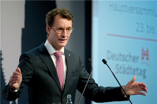 NRW-Ministerpräsident Hendrik Wüst bei der Hauptversammlung des Deutschen Städtetages in Köln.