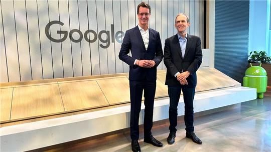 NRW-Ministerpräsident Hendrik Wüst bei einer Reise durch Kalifornien an der Seite von Google-Manager Kent Walker im April 2024 - nun haben sie sich in Berlin wiedergetroffen.