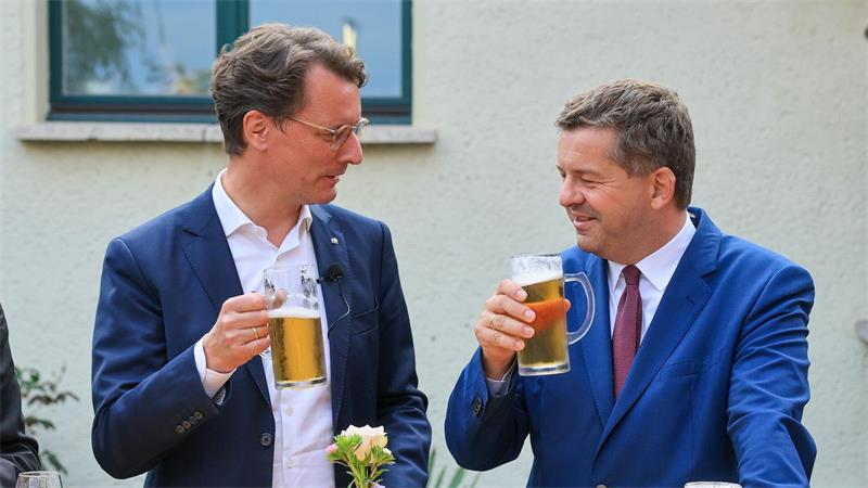 Hessens Regierungschef sieht mögliche AfD-Prüfung skeptisch NRW-Ministerpräsident Hendrik Wüst (l) unterstützte seinen CDU-Kollegen Sven Schulze im Wahlkampf in Sachsen-Anhalt - nach der Niederlage fordert er nun eine Bund-Länder-Arbeitsgruppe zum verfassungsrechtlichen Umgang mit der AfD und möglichen Folgen. (Archivbild)