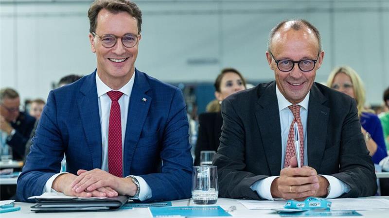 NRW-Ministerpräsident Hendrik Wüst sagt dem „lieben Friedrich“ Merz die volle Unterstützung seines Landesverbands als Unions-Kanzlerkandidat zu.