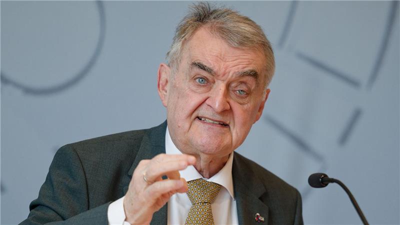Reul befürwortet Diskussion über Social-Media-Verbot NRW-Ministerpräsident Reul macht vor allem die zunehmende Radikalisierung junger Menschen Sorge.